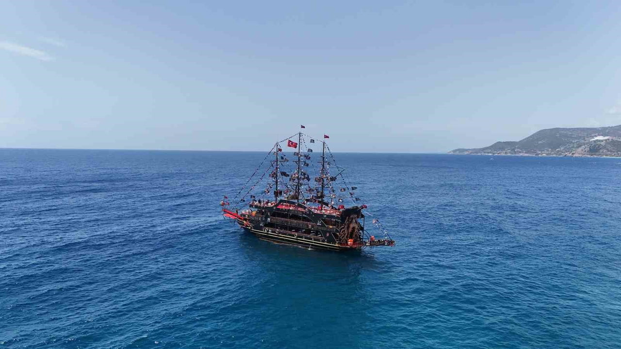 ANTALYA’NIN ALANYA İLÇESİNDE ETKİSİNİ GÖSTEREN YAZ HAVASI, SAHİLLERİ HAREKETLENDİRDİ. YERLİ VE...