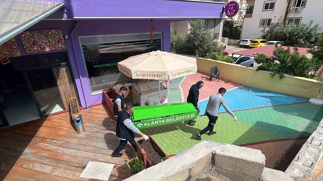 ANTALYA’NIN ALANYA İLÇESİNDE HOSTELDE KALAN 58 YAŞINDAKİ ŞAHIS, ODASINDA ÖLÜ BULUNDU.