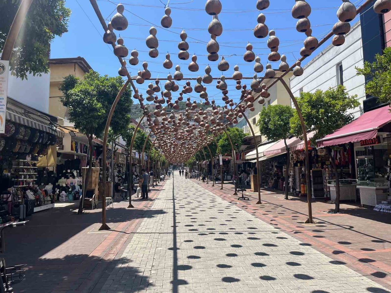 ANTALYA’NIN ALANYA İLÇESİNDE İKİ KİŞİ ARASINDA ÇIKAN TARTIŞMA SİLAHLI SALDIRIYA DÖNÜŞTÜ. OLAYDA 1...