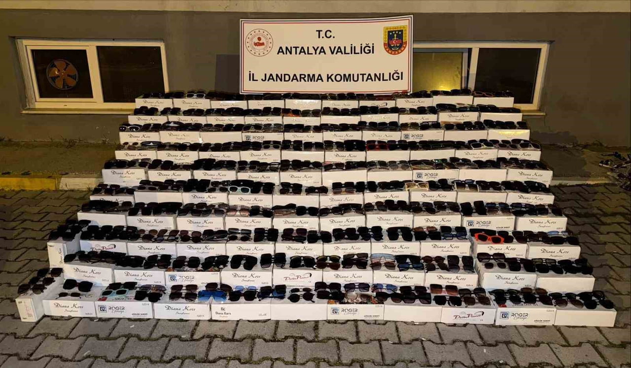 ANTALYA’NIN ALANYA İLÇESİNDE JANDARMA EKİPLERİNCE BİR İŞYERİNDE YAPILAN ARAMADA PİYASA DEĞERİ...
