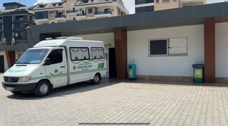 ANTALYA’NIN ALANYA İLÇESİNDE KONTROLDEN ÇIKARAK TAKLA ATAN OTOMOBİLİN ALEV ALMASI SONUCU 2 KİŞİ...
