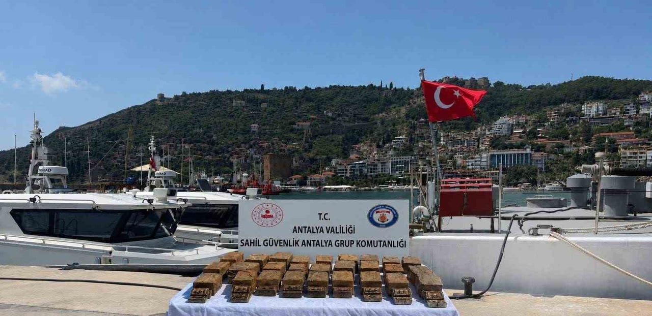 ANTALYA’NIN ALANYA İLÇESİNDE SAHİLE VURAN ŞÜPHELİ PAKETTEN 40 KİLOGRAM MACUN ESRAR ELE GEÇİRİLDİ....