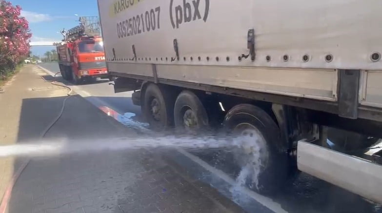 ANTALYA’NIN ALANYA İLÇESİNDE SEYİR HALİNDEKİ TIRIN BALATALARINDAN ÇIKAN DUMAN PANİĞE NEDEN OLDU....