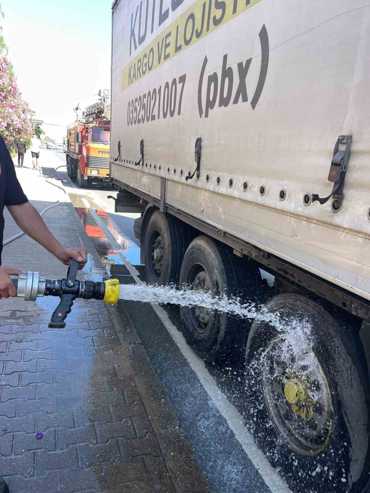 ANTALYA’NIN ALANYA İLÇESİNDE SEYİR HALİNDEKİ TIRIN BALATALARINDAN ÇIKAN DUMAN PANİĞE NEDEN OLDU....