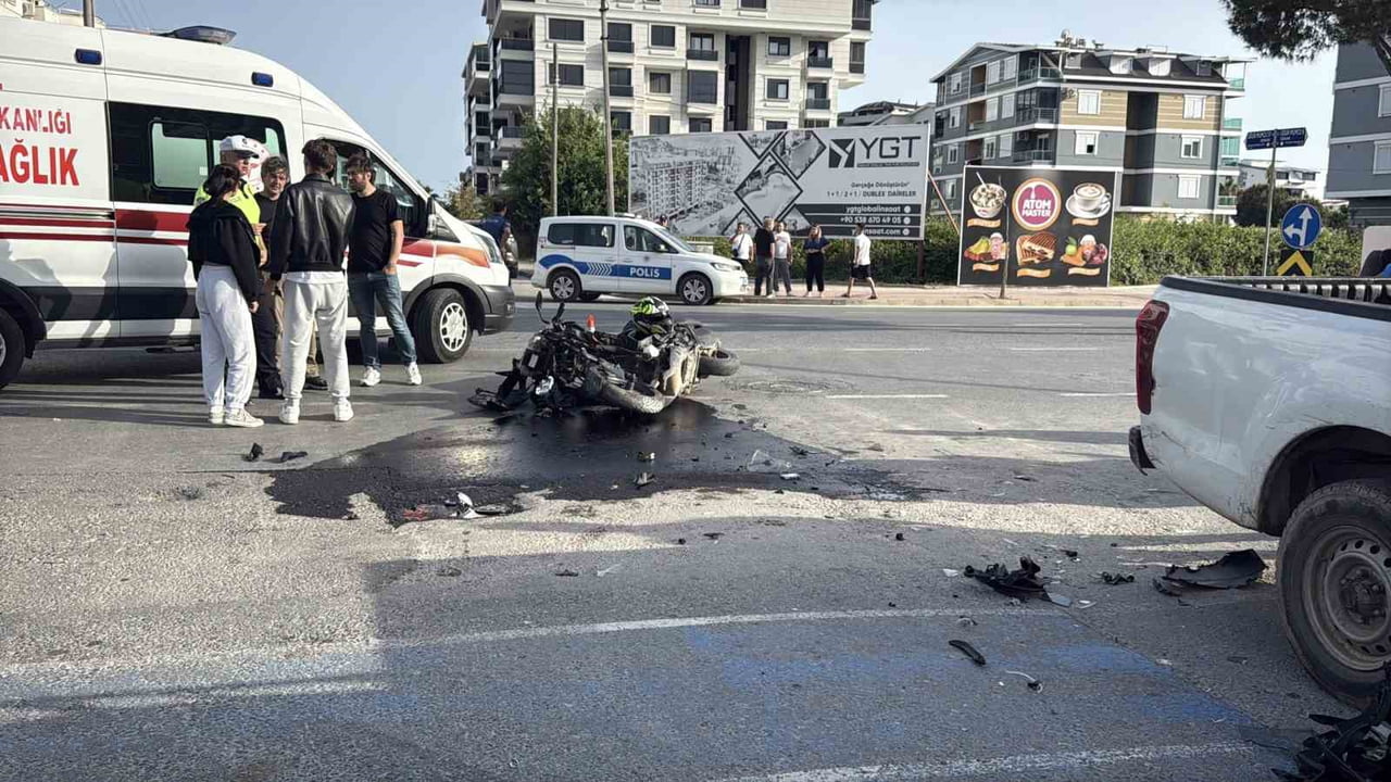 ANTALYA’NIN GAZİPAŞA İLÇESİNDE MOTOSİKLET İLE ÇİFT KABİN KAMYONETİN ÇARPIŞTIĞI TRAFİK KAZASINDA 1...