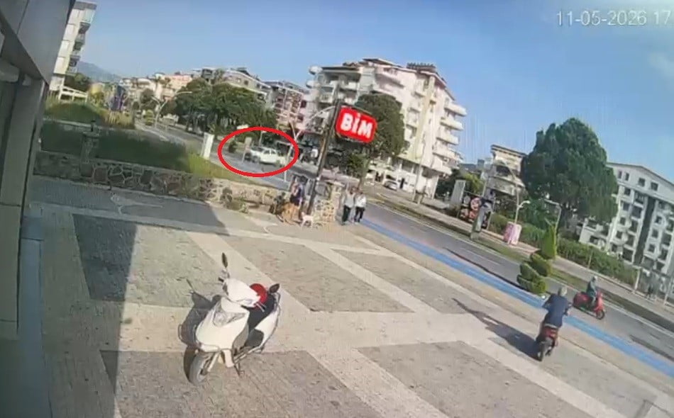 ANTALYA’NIN GAZİPAŞA İLÇESİNDE MOTOSİKLET İLE ÇİFT KABİN KAMYONETİN ÇARPIŞTIĞI TRAFİK KAZASINDA 1...