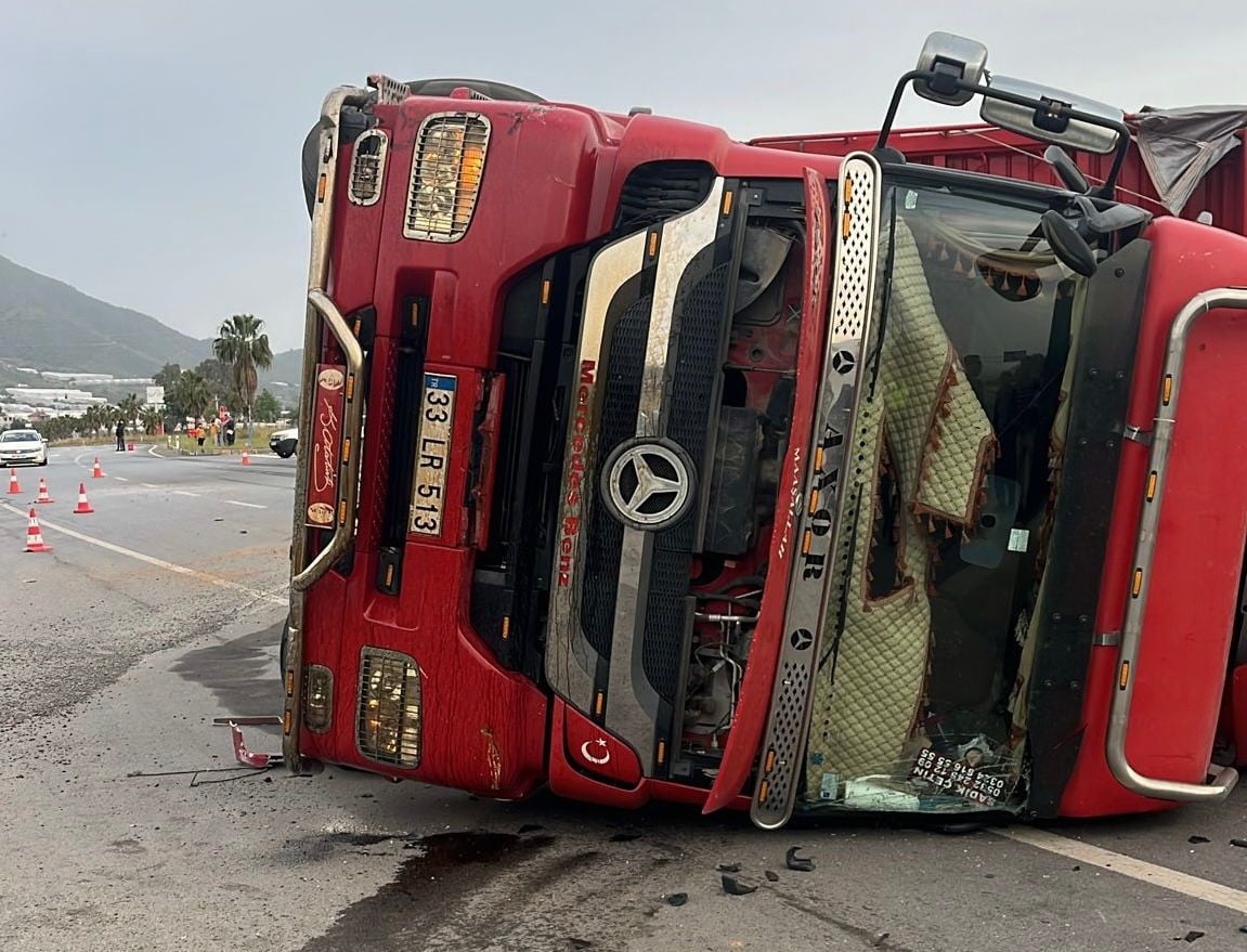 ANTALYA’NIN GAZİPAŞA İLÇESİNDE SEBZE YÜKLÜ KAMYON İLE MOTOSİKLETİN ÇARPIŞMASI SONUCU MEYDANA GELEN...