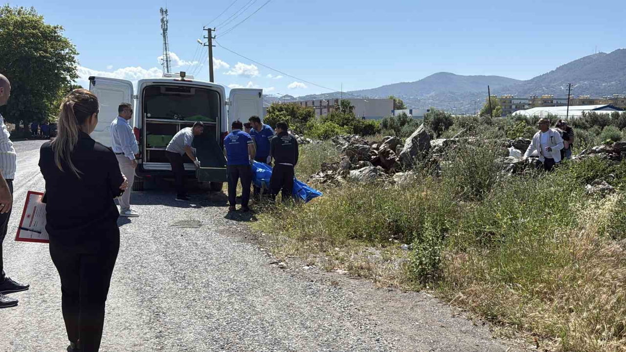 ANTALYA’NIN GAZİPAŞA İLÇESİNDE YOL KENARINDAKİ KAYALIK ALANDA BİR KİŞİ, MOTOSİKLETİNİN YANINDA ÖLÜ...