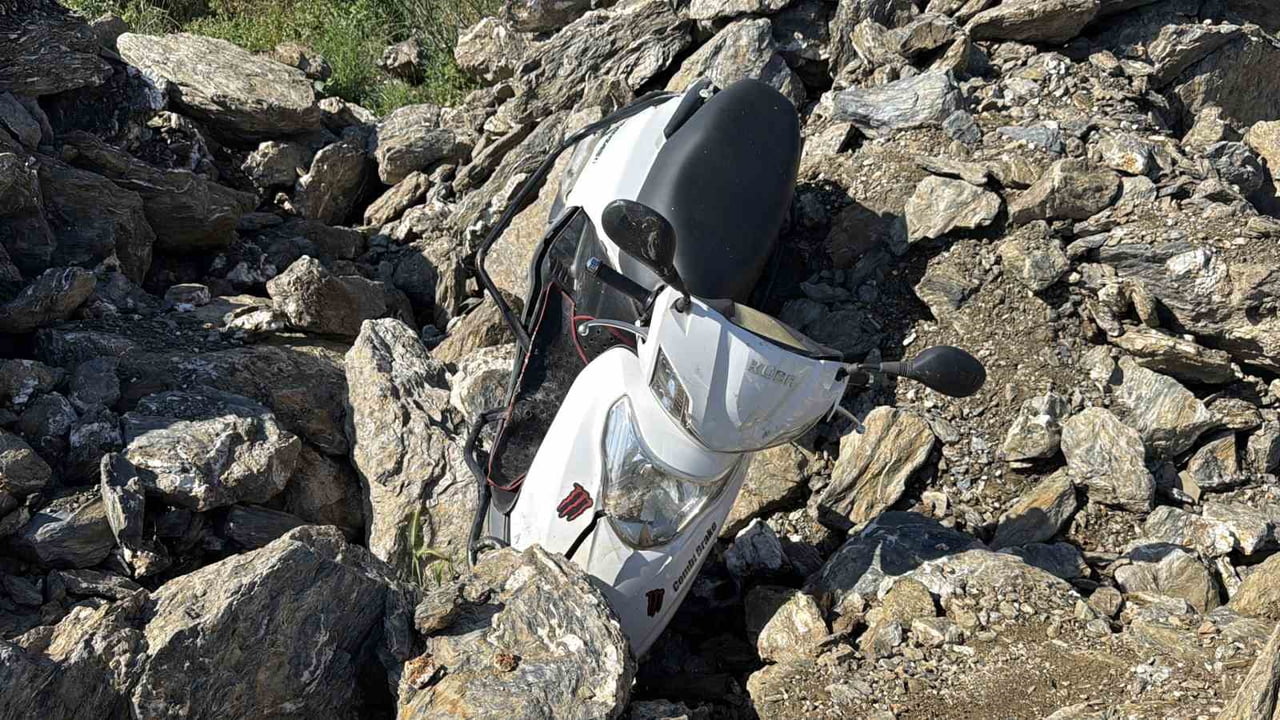 ANTALYA’NIN GAZİPAŞA İLÇESİNDE YOL KENARINDAKİ KAYALIK ALANDA BİR KİŞİ, MOTOSİKLETİNİN YANINDA ÖLÜ...