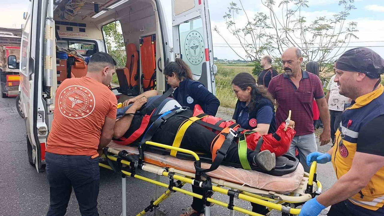 ANTALYA’NIN MANAVGAT-ALANYA D-400 KARAYOLU’NDA SEYİR HALİNDEKİ KAMYONUN, KIRMIZI IŞIKTA BEKLEYEN...