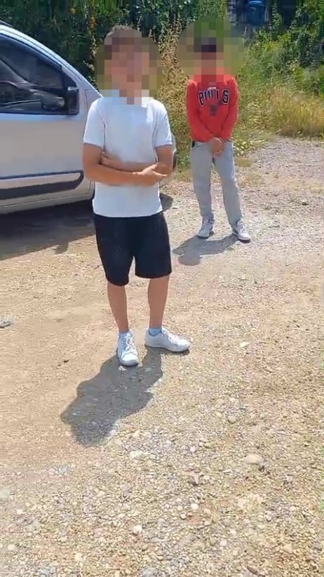 ANTALYA’NIN MANAVGAT İLÇESİNDE 14 YAŞINDAKİ ÇOCUĞUN KULLANDIĞI MOTOSİKLETİN PLAKASINI KAPATARAK...