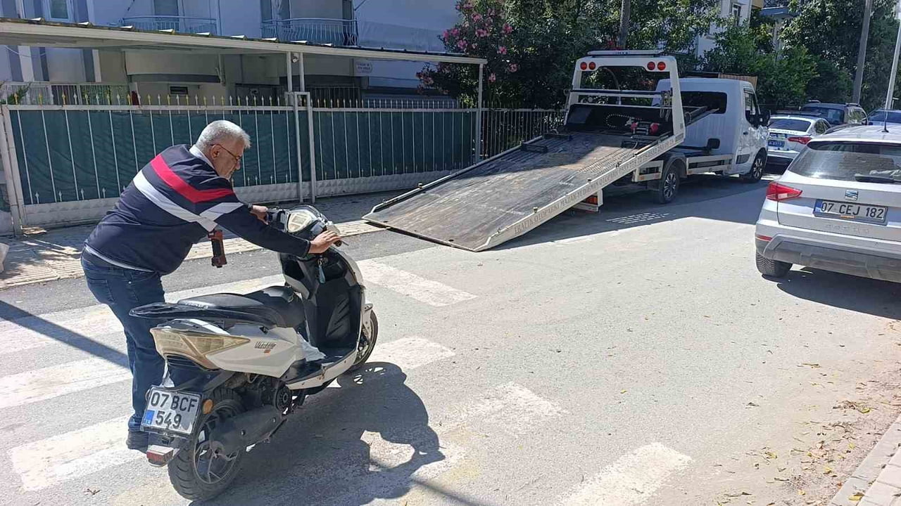 ANTALYA’NIN MANAVGAT İLÇESİNDE AKROBATİK HAREKETLER YAPARKEN OKUL GÖREVLİSİNE YAKALANAN EHLİYETSİZ...