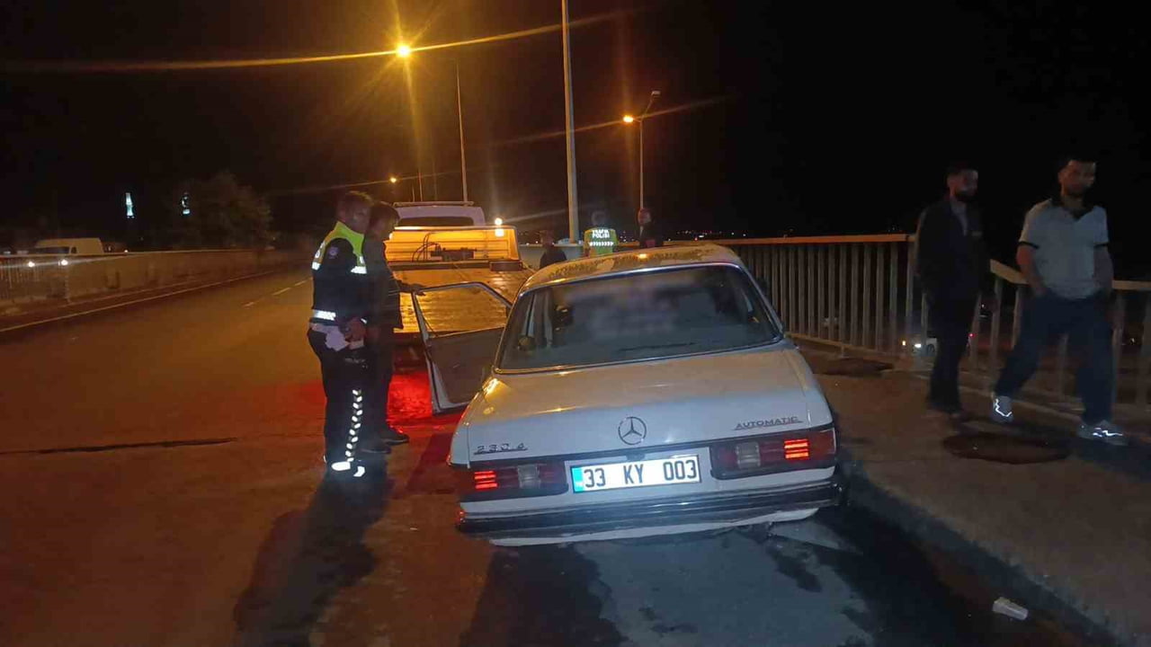 ANTALYA’NIN MANAVGAT İLÇESİNDE BARİYERLERE ÇARPAN OTOMOBİL HURDAYA DÖNDÜ.