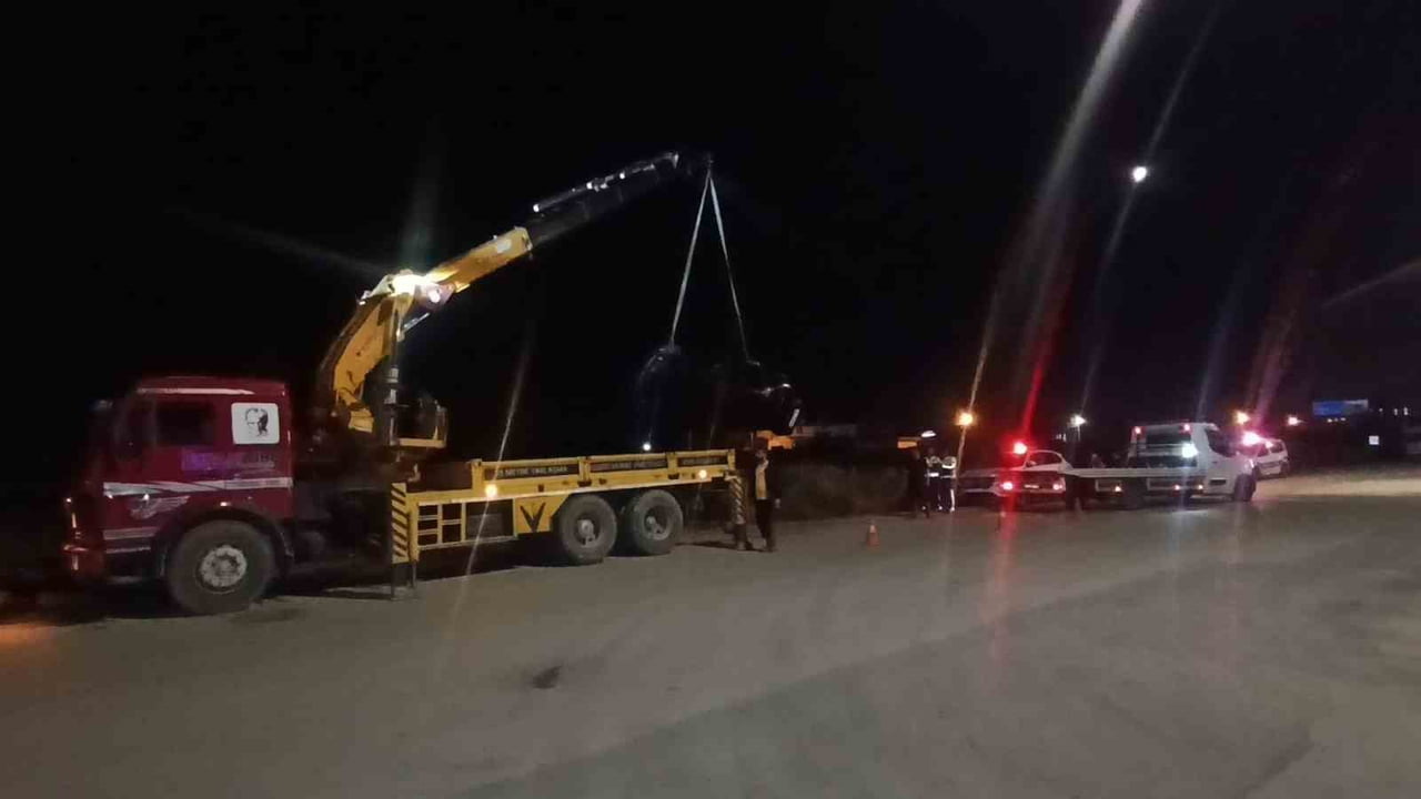 ANTALYA’NIN MANAVGAT İLÇESİNDE KANALA UÇAN VE TERS DÖNEN  LÜKS OTOMOBİLİN SÜRÜCÜSÜ, KANALDAN KENDİ...