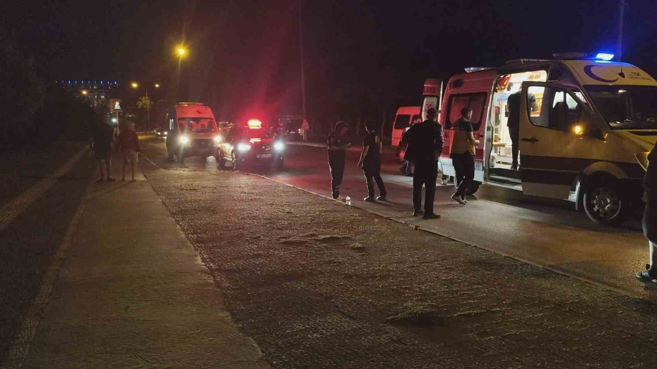 ANTALYA’NIN MANAVGAT İLÇESİNDE KARANLIK YOLDA KALDIRIMI FARK ETMEYEN MOTOSİKLET SÜRÜCÜSÜ KAZA...
