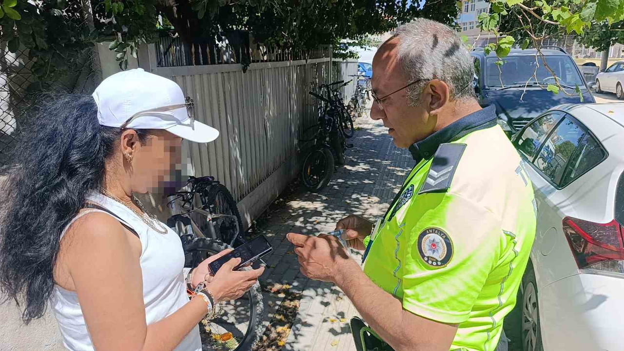 ANTALYA’NIN MANAVGAT İLÇESİNDE KULLANDIĞI ARACIN CAMINDA ‘BASIN’ İBARESİ BULUNAN BAYAN SÜRÜCÜ...