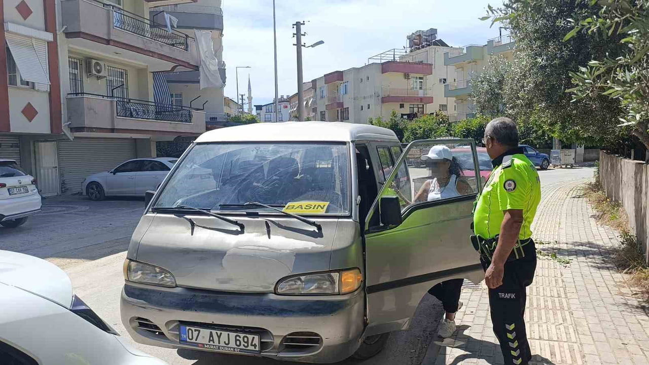 ANTALYA’NIN MANAVGAT İLÇESİNDE KULLANDIĞI ARACIN CAMINDA ‘BASIN’ İBARESİ BULUNAN BAYAN SÜRÜCÜ...