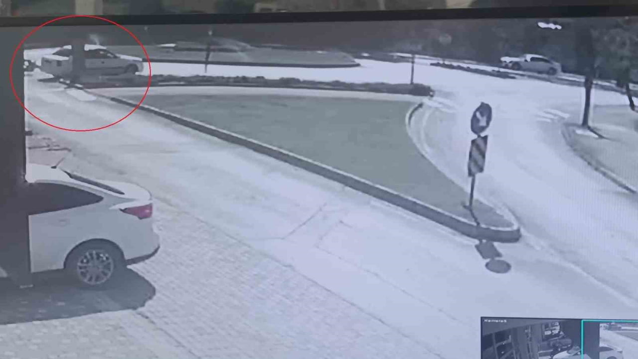 ANTALYA’NIN MANAVGAT İLÇESİNDE MEYDANA GELEN KAZADA ARAÇ İÇERİSİNDE SIKIŞAN SÜRÜCÜ, İTFAİYE...