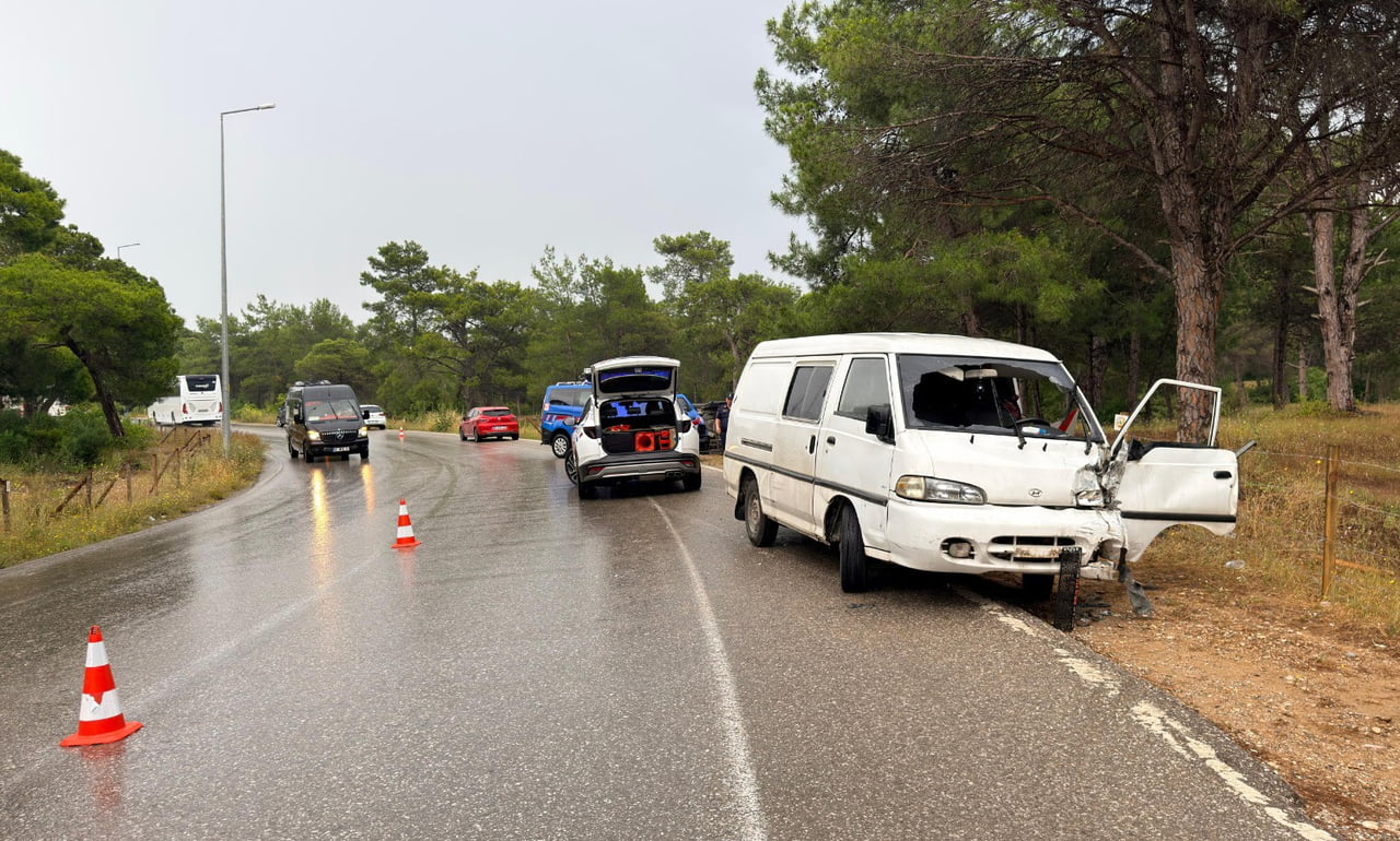 ANTALYA’NIN MANAVGAT İLÇESİNDE ŞERİT İHLALİ YAPAN KAPALI KASA KAMYONET İLE HAFİF TİCARİ ARACA...
