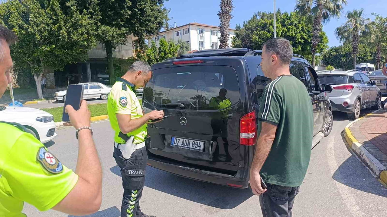 ANTALYA’NIN MANAVGAT İLÇESİNDE, SORGUN OTOGAR GİRİŞİNDE KAZAKİSTANLI TURİSTLERİ ARACINA ALAN VİP...