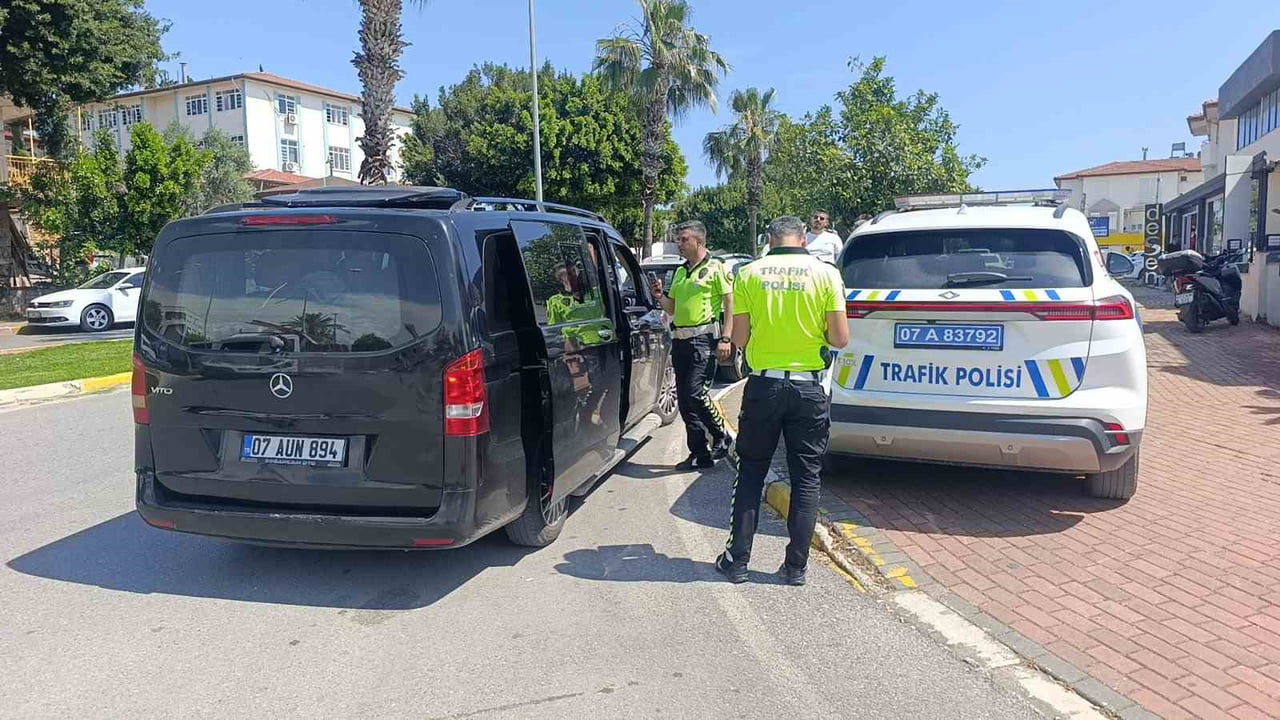 ANTALYA’NIN MANAVGAT İLÇESİNDE, SORGUN OTOGAR GİRİŞİNDE KAZAKİSTANLI TURİSTLERİ ARACINA ALAN VİP...