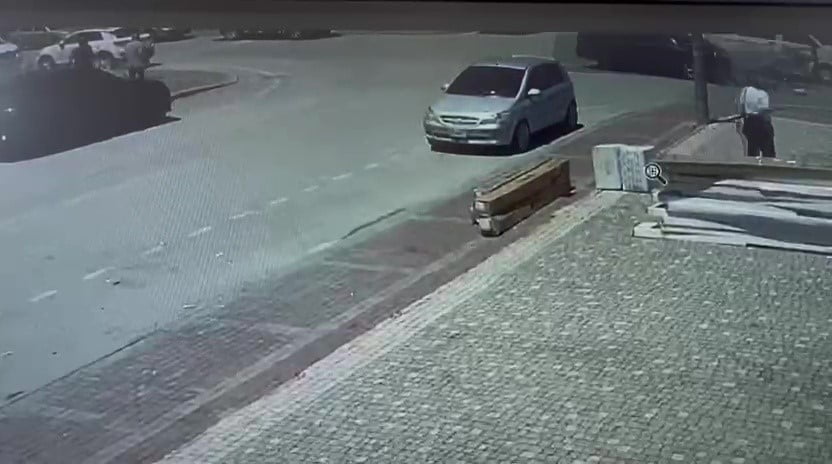 ANTALYA’NIN MANAVGAT İLÇESİNDE UYARI LEVHASINA UYMAYAN VE AŞIRI HIZ YAPAN OTOMOBİLİN KAPALI KASA...