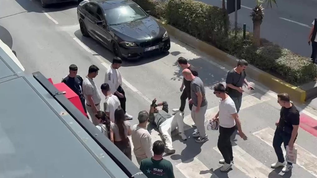 ANTALYA’NIN MANAVGAT İLÇESİNDE YAYA GEÇİDİNDE DEVRİLEREK SÜRÜKLENEN MOTOSİKLETİN SÜRÜCÜSÜ KAZADAN...