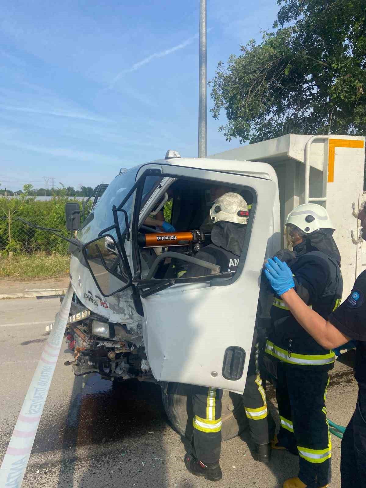 ANTALYA’NIN SERİK İLÇESİNDE 2 KAMYONETİN KARIŞTIĞI KAZADA 2 SÜRÜCÜ YARALANDI.