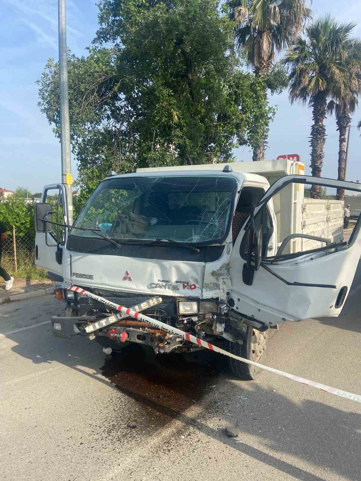 ANTALYA’NIN SERİK İLÇESİNDE 2 KAMYONETİN KARIŞTIĞI KAZADA 2 SÜRÜCÜ YARALANDI.