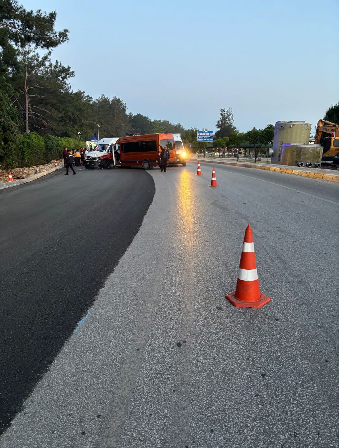 ANTALYA’NIN SERİK İLÇESİNDE İKİ TUR MİNİBÜSÜN ÇARPIŞTIĞI KAZADA YABANCI UYRUKLU 13 TURİST...