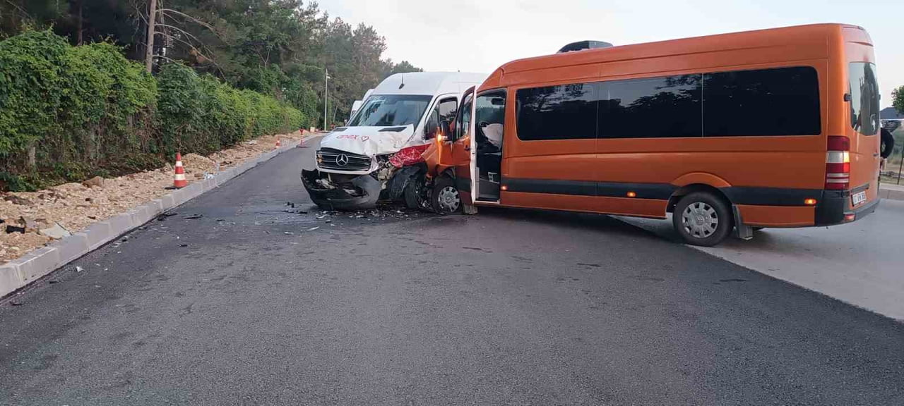 ANTALYA’NIN SERİK İLÇESİNDE İKİ TUR MİNİBÜSÜN ÇARPIŞTIĞI KAZADA YABANCI UYRUKLU 13 TURİST...