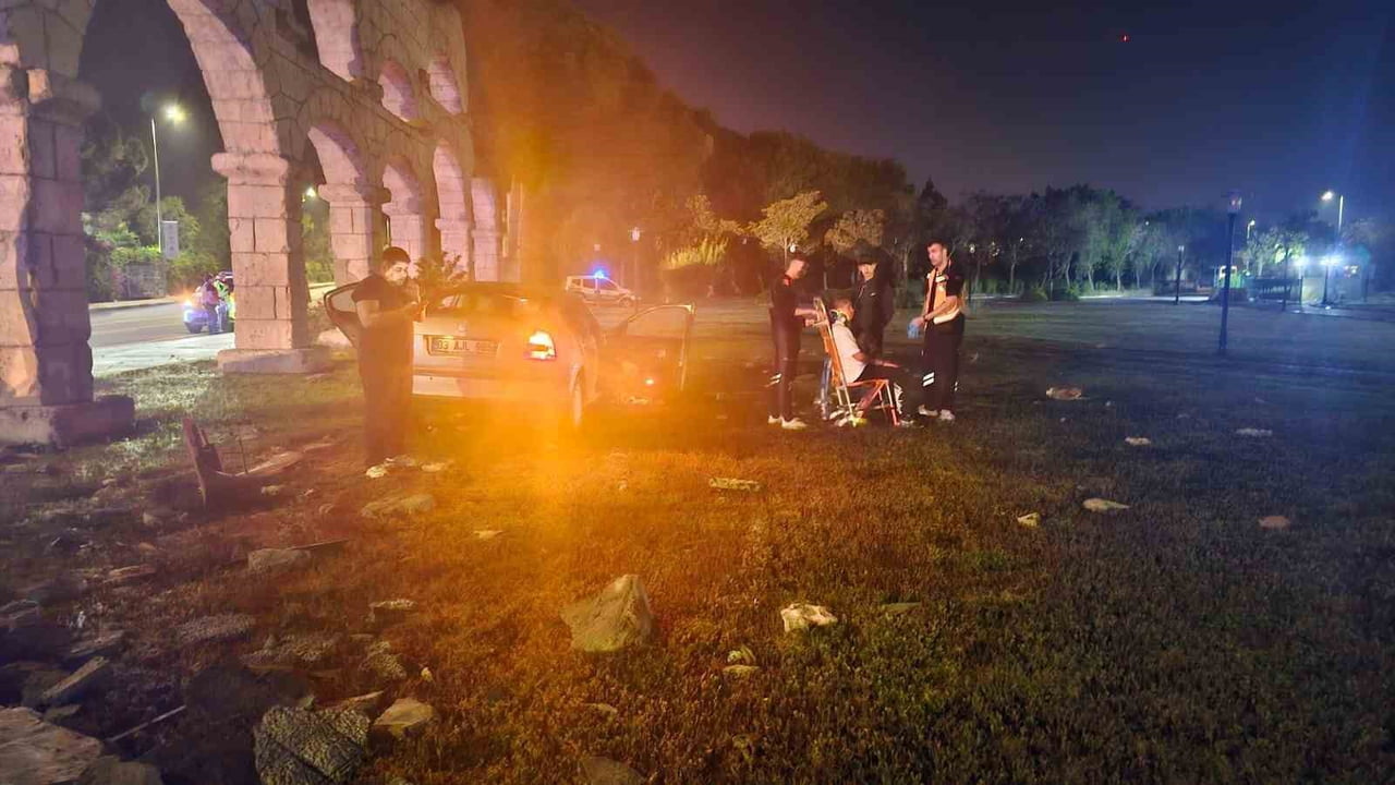 ANTALYA’NIN SERİK İLÇESİNDE KONTROLDEN ÇIKAN OTOMOBİL, YOL KENARINDA BULUNAN İNCE BETONLA KAPLI...