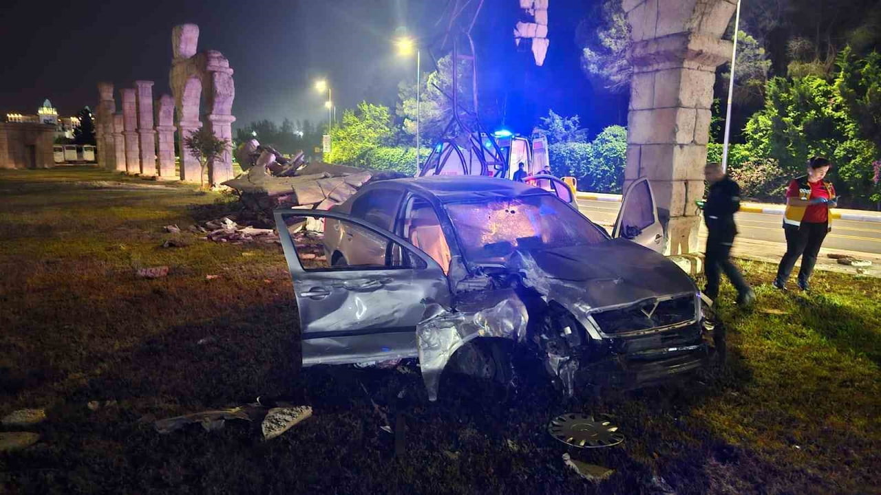 ANTALYA’NIN SERİK İLÇESİNDE KONTROLDEN ÇIKAN OTOMOBİL, YOL KENARINDA BULUNAN İNCE BETONLA KAPLI...