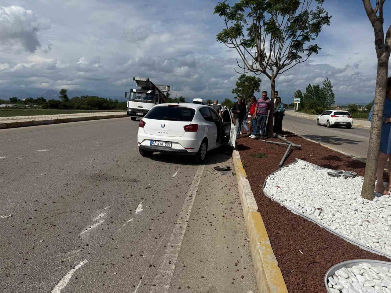 ANTALYA’NIN SERİK İLÇESİNDE OTOMOBİL VE KAMYONETİN KARIŞIĞI KAZADA 7 KİŞİ YARALANDI.