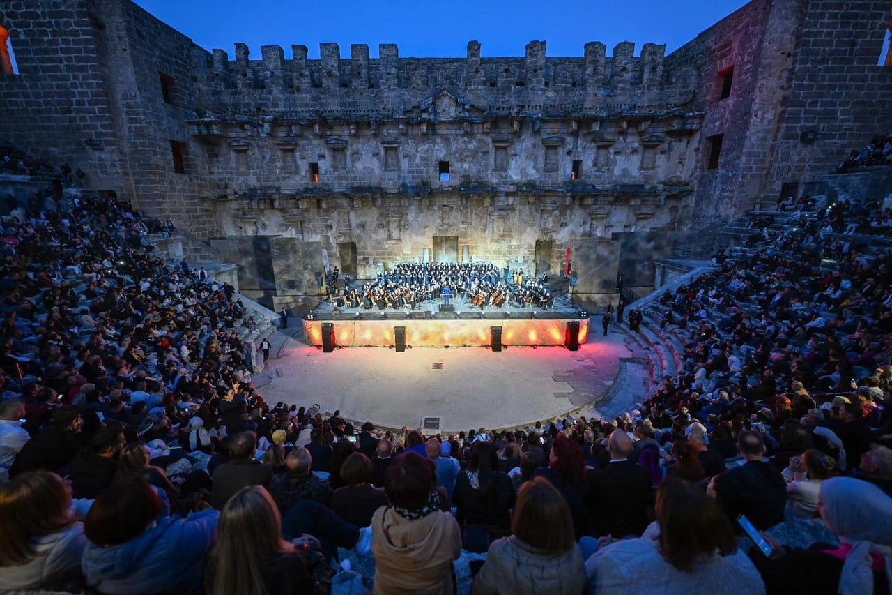 ANTALYA’NIN SERİK İLÇESİNDE TARİHİ ASPENDOS ANTİK TİYATROSU’NDA DÜZENLENEN “KÖKTEN GELECEĞE MAARİF...