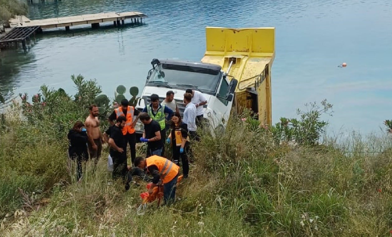 ARAÇ EZİLMEKTEN SON ANDA KURTULDU; KAMYON DENİZE DÜŞTÜ, 2 KİŞİ YARALANDI