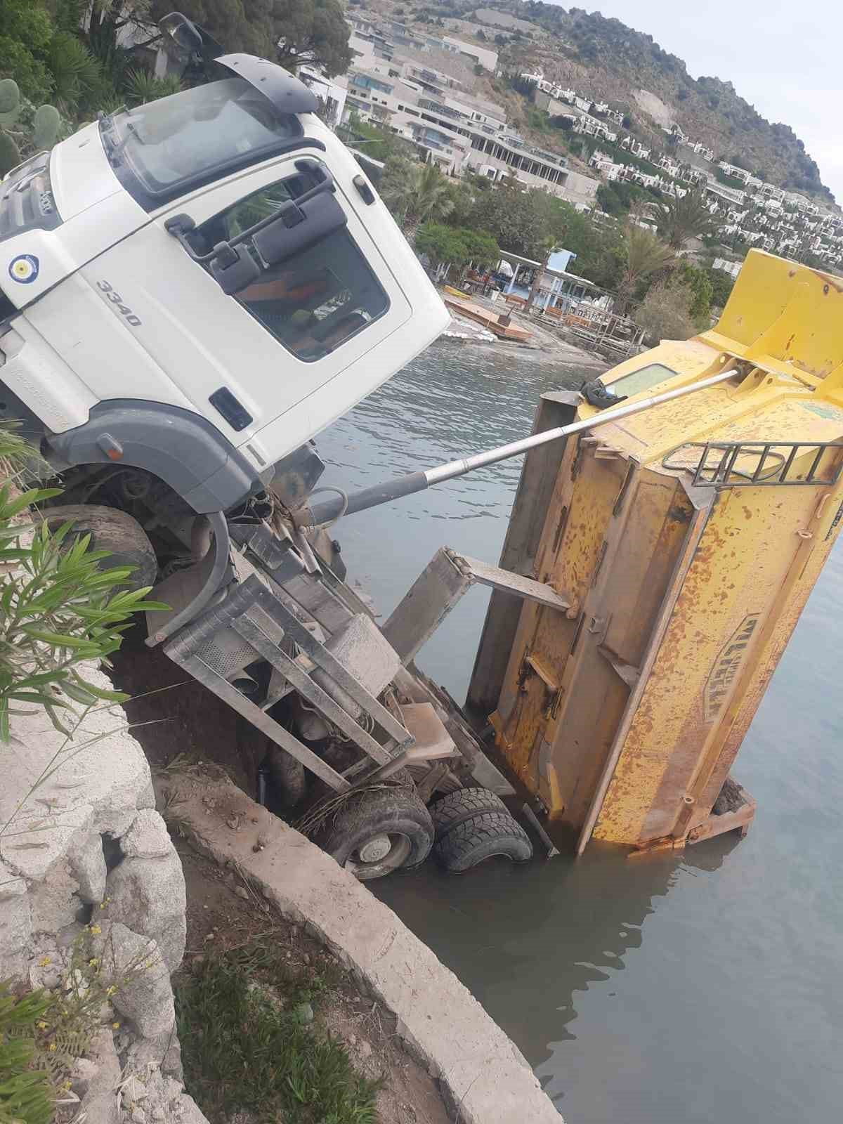 ARAÇ EZİLMEKTEN SON ANDA KURTULDU; KAMYON DENİZE DÜŞTÜ, 2 KİŞİ YARALANDI