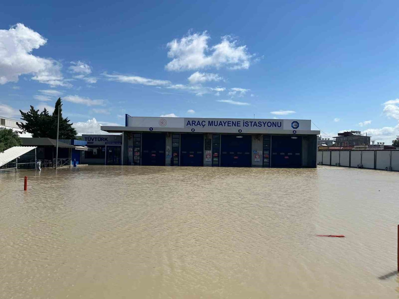 ARAÇ MUAYENESİNE GİDEN VATANDAŞLAR SULAR ALTINDA KALAN TÜVTÜRK İLE KARŞILAŞTI
