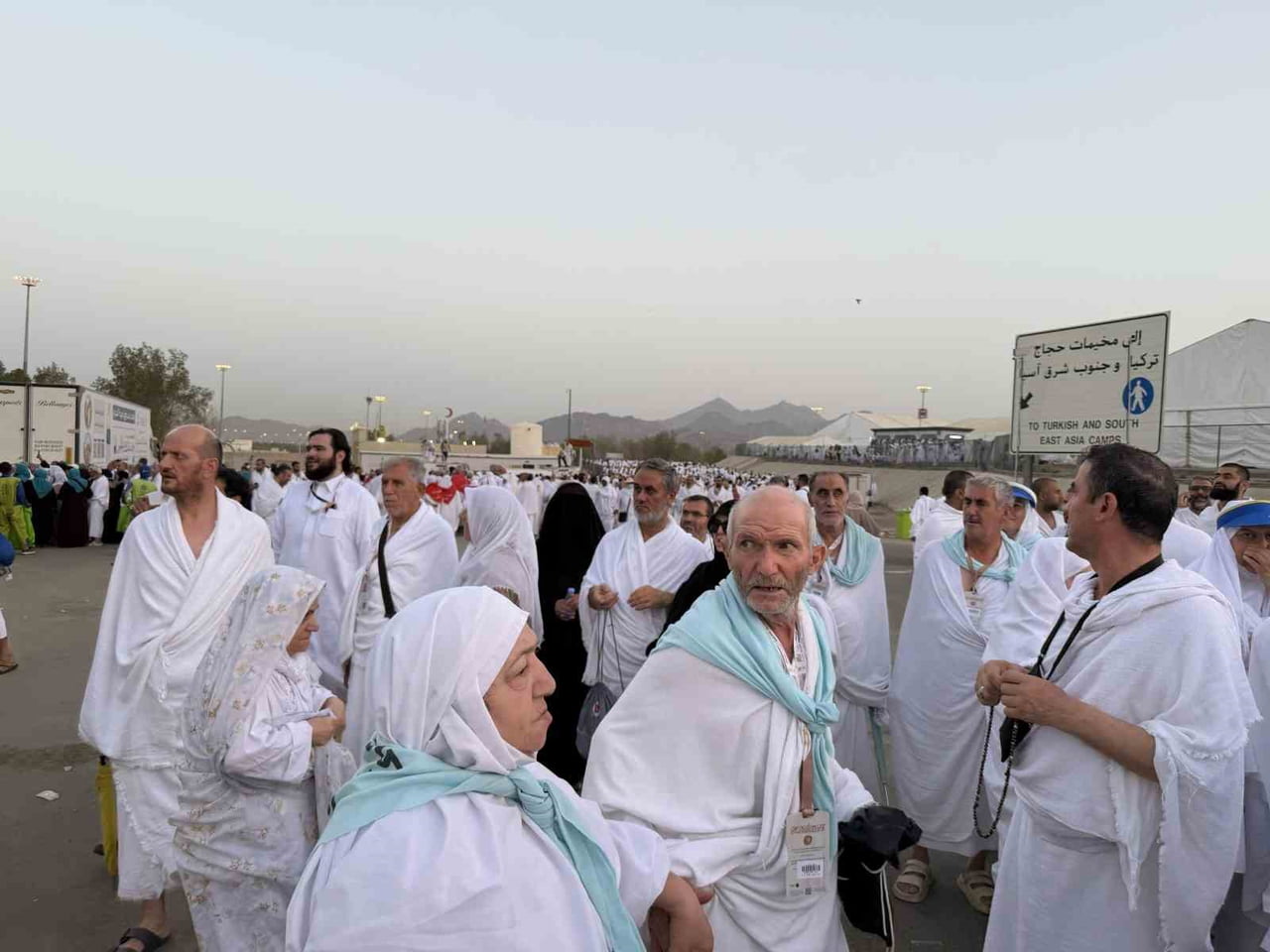 ARAFAT’TA TÜRKLERİN OLDUĞU BÖLGEDEN CEBEL’İ RAHME’YE GEÇİŞLER KAPATILDI