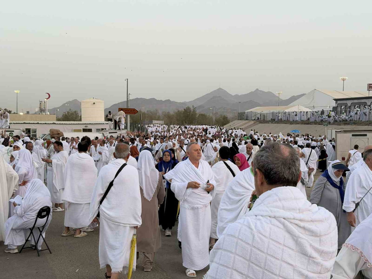 ARAFAT’TA TÜRKLERİN OLDUĞU BÖLGEDEN CEBEL’İ RAHME’YE GEÇİŞLER KAPATILDI
