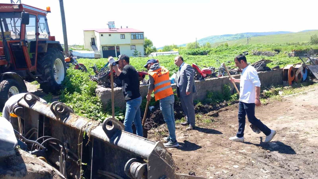 ARAHAN'IN HANAK İLÇESİNDE DOĞALGAZ ALTYAPI ÇALIŞMALARI DEVAM EDİYOR.  (OLGUN...