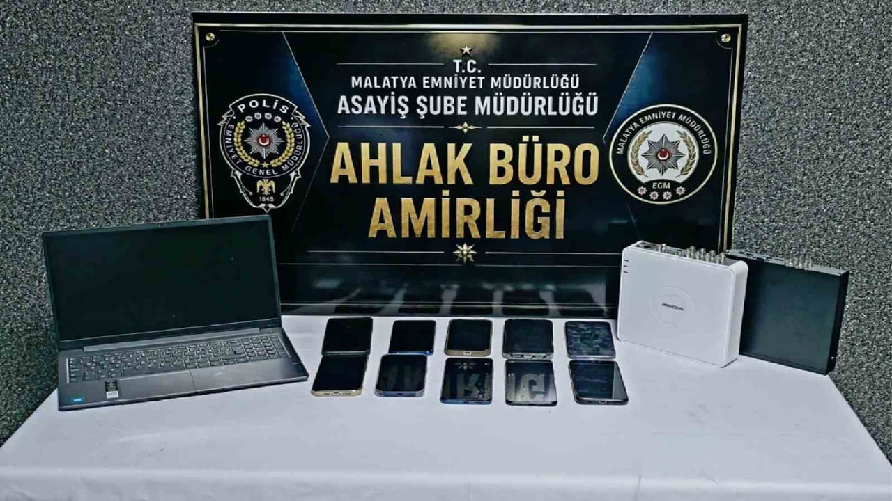 ARAMALARDA 10 CEP TELEFONU, 2 KAMERA KAYIT CİHAZI VE 1 DİZÜSTÜ BİLGİSAYAR ELE GEÇİRİLDİ