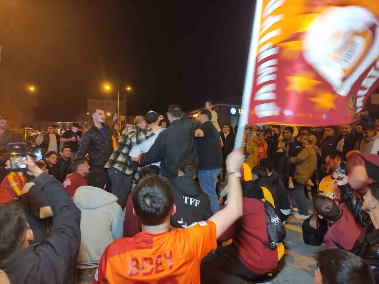 ARDAHAN'DA GALATASARAY'IN ŞAMPİYONLUĞU COŞKUYLA KUTLANDI.