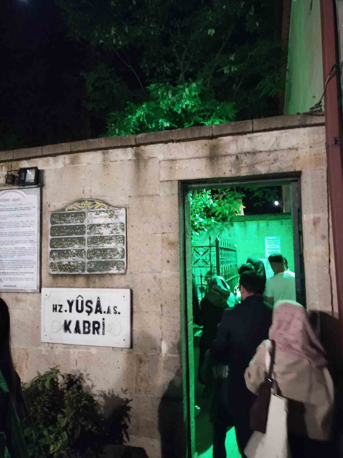 AREFE GÜNÜ VATANDAŞLAR HZ. YUŞA TEPESİ'NE AKIN ETTİ
