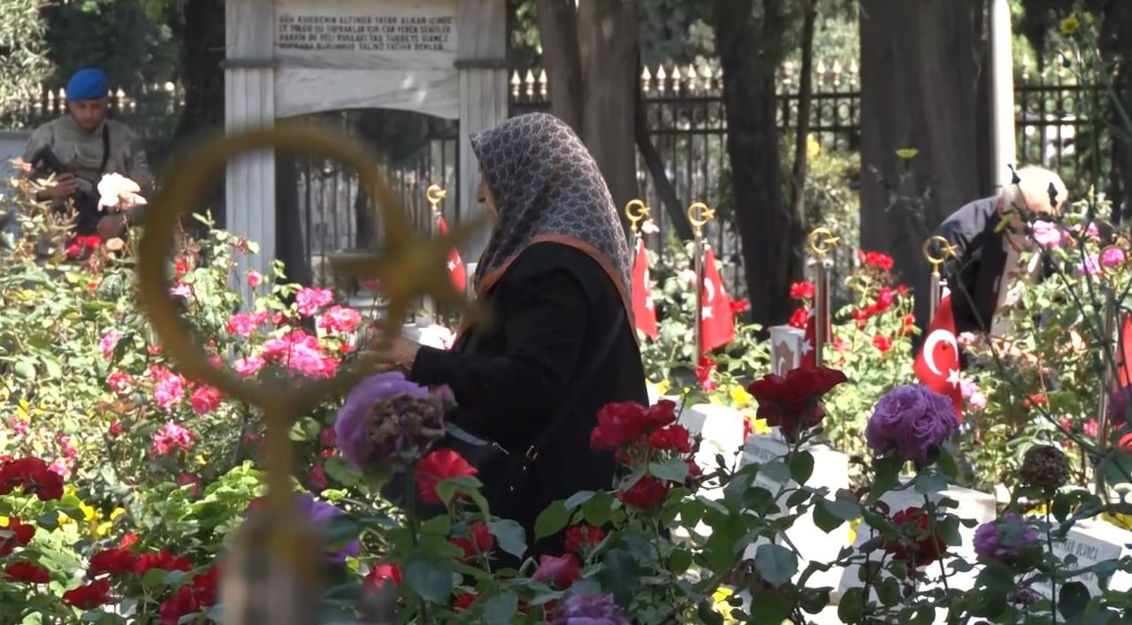 AREFE GÜNÜNDE ŞEHİT AİLELERİ VE YAKINLARI EYÜPSULTAN’DA BULUNAN EDİRNEKAPI ŞEHİTLİĞİNİ ZİYARET...