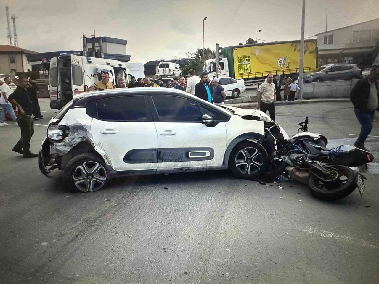 ARNAVUTKÖY'DE MEYDANA GELEN ZİNCİRLEME KAZADA 5 KİŞİ YARALANIRKEN, OLAY ANI GÜVENLİK KAMERASINA...