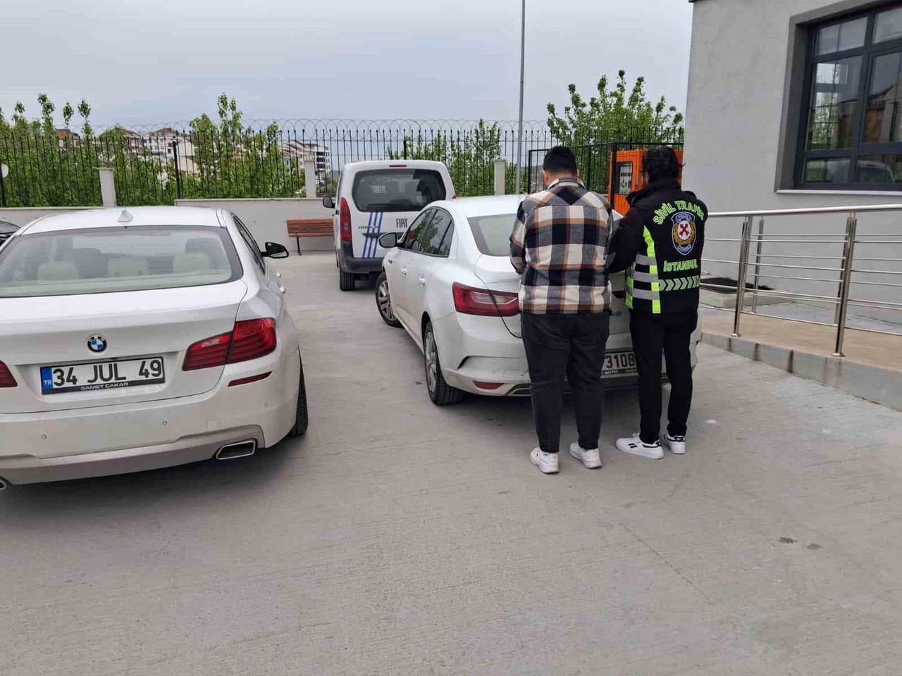 ARNAVUTKÖY'DE TRAFİKTE TEHLİKELİ ŞEKİLDE "MAKAS" ATARAK İLERLEYEN SÜRÜCÜYE 96 BİN TL PARA CEZASI...