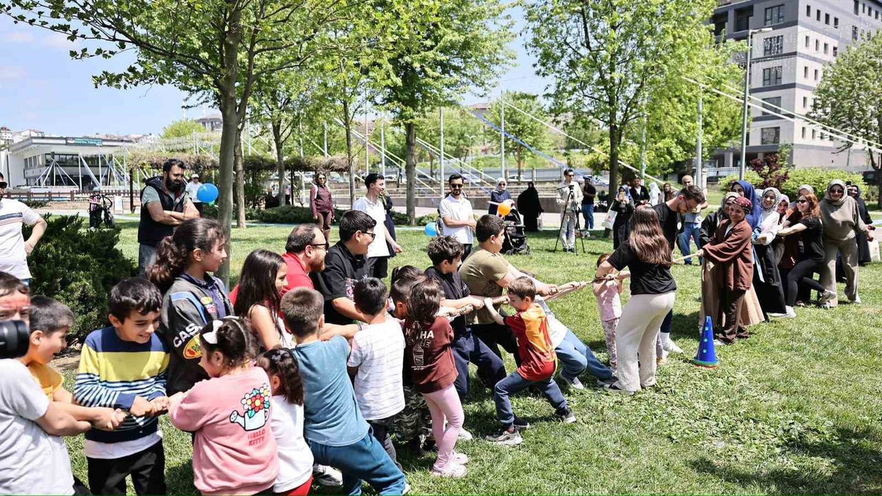 ARNAVUTKÖY BELEDİYESİ, ANNELER GÜNÜ DOLAYISIYLA İLÇENİN DÖRT BİR YANINDA DÜZENLEDİĞİ ETKİNLİKLERLE...