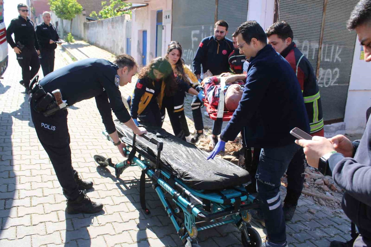 (ARŞİV FOTO) - AYDIN'IN EFELER İLÇESİNDE BİR AY ÖNCE BALKONUN GÖÇMESİ SONUCU YAKLAŞIK 5 METRE...