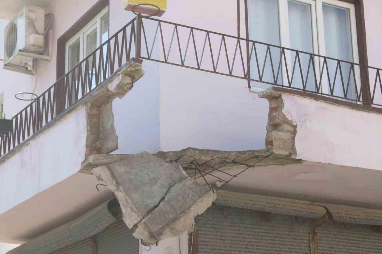 (ARŞİV FOTO) - AYDIN'IN EFELER İLÇESİNDE BİR AY ÖNCE BALKONUN GÖÇMESİ SONUCU YAKLAŞIK 5 METRE...
